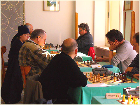 In fondo sulla prima scacchiera opposto ad Antonio Martorelli; Fabio Bruno, vincitore della IV edizione del torneo di scacchi di Positano 2007